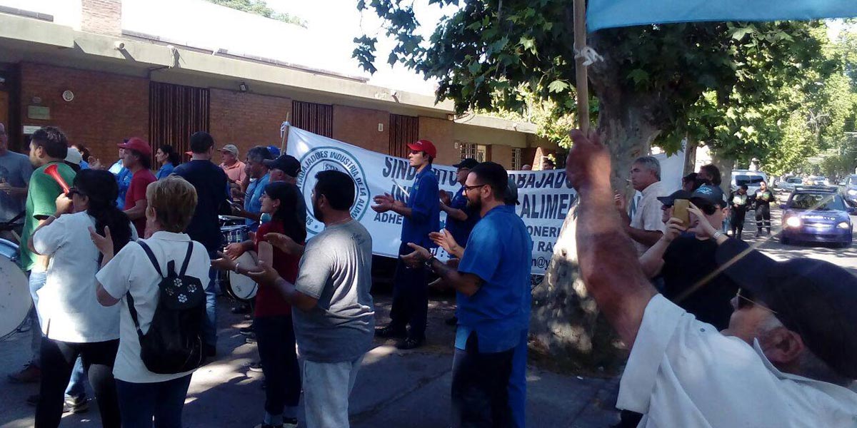 Los trabajadores de La Colina se manifiestan en Mendoza